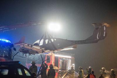 FLUGZEUGBERGUNG! Flughafen Stuttgart: Flugzeug schiesst von Landebahn - War Schnee und Eis Schuld? - 4 Verletzte